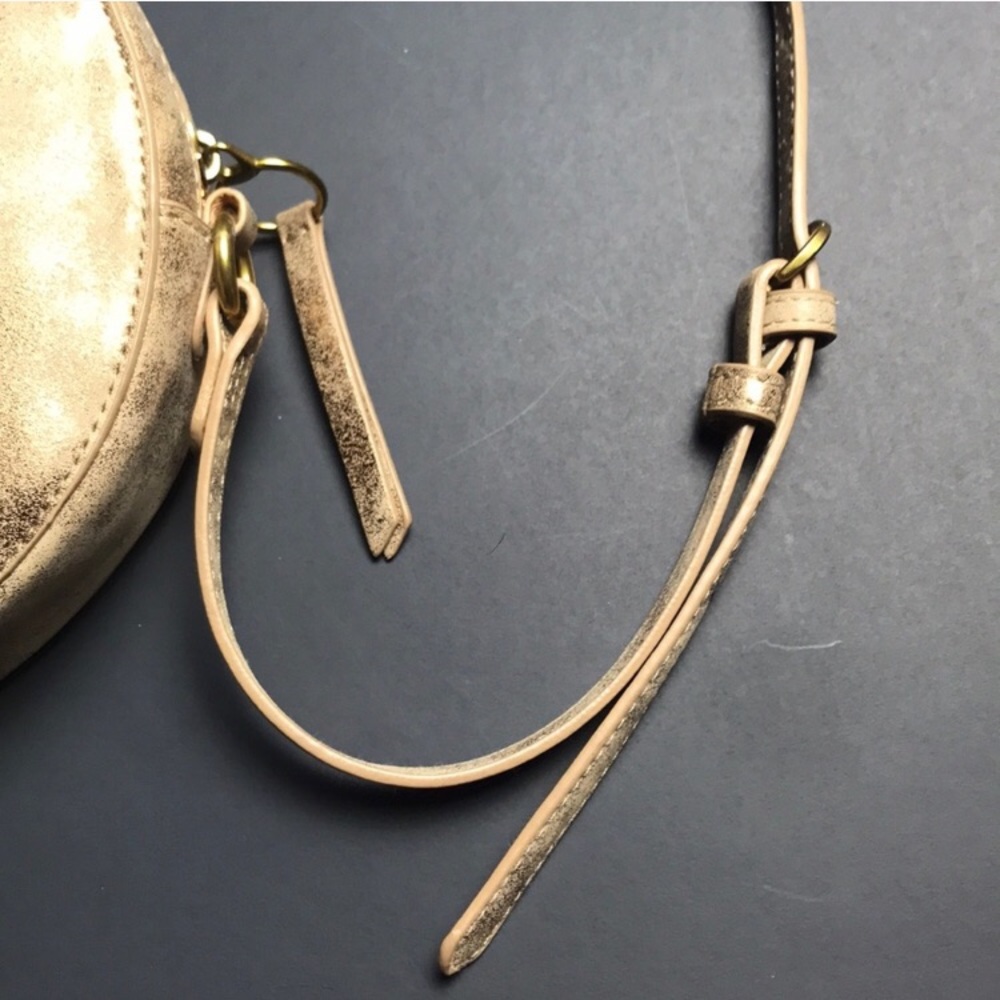 NWT Gold Metallic Crossbody Circle Purse - Picture 3 of 8